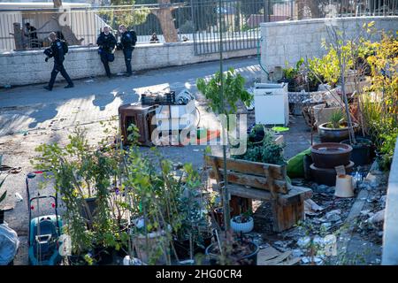 La police israélienne a détruit la pépinière de l'usine familiale du Sahlhiya et a expulsé le contenu de leur maison à Sheikh Jarrah.Le terrain qui a été exproprié par la municipalité de Jérusalem est désigné, selon la municipalité, pour être utilisé pour la construction d'installations éducatives pour le quartier.La famille était montée sur le toit avec des bouteilles de carburant et de gaz - menaçant de se brûler au cas où les résidents seraient expulsés de force.17th janv. 2022.(photo de Matan Golan/Sipa USA) crédit: SIPA USA/Alay Live News Banque D'Images