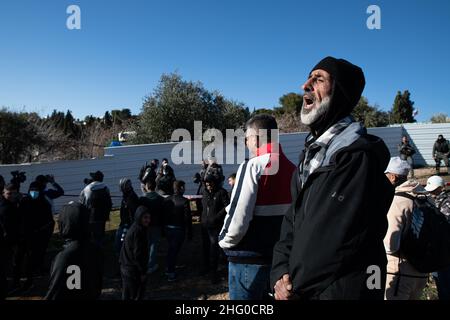 La police israélienne a détruit la pépinière de l'usine familiale du Sahlhiya et a expulsé le contenu de leur maison à Sheikh Jarrah.Le terrain qui a été exproprié par la municipalité de Jérusalem est désigné, selon la municipalité, pour être utilisé pour la construction d'installations éducatives pour le quartier.La famille était montée sur le toit avec des bouteilles de carburant et de gaz - menaçant de se brûler au cas où les résidents seraient expulsés de force.17th janv. 2022.(photo de Matan Golan/Sipa USA) crédit: SIPA USA/Alay Live News Banque D'Images