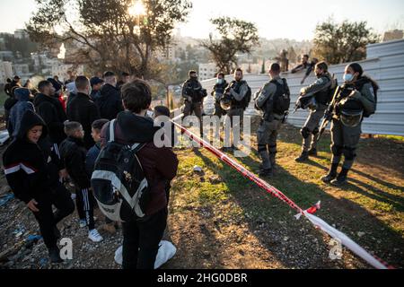 La police israélienne a détruit la pépinière de l'usine familiale du Sahlhiya et a expulsé le contenu de leur maison à Sheikh Jarrah.Le terrain qui a été exproprié par la municipalité de Jérusalem est désigné, selon la municipalité, pour être utilisé pour la construction d'installations éducatives pour le quartier.La famille était montée sur le toit avec des bouteilles de carburant et de gaz - menaçant de se brûler au cas où les résidents seraient expulsés de force.17th janv. 2022.(photo de Matan Golan/Sipa USA) crédit: SIPA USA/Alay Live News Banque D'Images