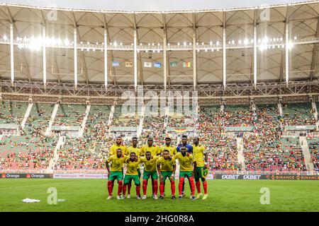 YAOUNDÉ, CAMEROUN - JANVIER 17:l'équipe nationale du Cameroun pose pour la photo Samuel Oum Gouet, Andre-Frank Zambo Anguissa, Andre Onana, Vincent Aboubakar, en bas à gauche :Karl Toko Ekambi, Collins Fai, Nouhou Tolo, Pierre Kunde, Nicolas Moumi Ngamaleu lors de la coupe d'Afrique des Nations 2021 groupe Un match entre le Cap-Vert et le Cameroun au Stade d'Olembe le 17 janvier 2022 à Yaoundé, Cameroun.(Photo de SF) Banque D'Images