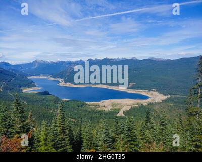 Le lac Keechelus est un lac et un réservoir situés dans le nord-ouest des États-Unis, près de Hyak, dans le comté de Kittitas, dans l'État de Washington.Environ 80 km (cinquante miles) sou Banque D'Images