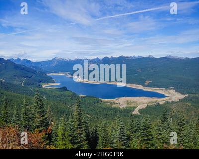 Le lac Keechelus est un lac et un réservoir situés dans le nord-ouest des États-Unis, près de Hyak, dans le comté de Kittitas, dans l'État de Washington.Environ 80 km (cinquante miles) sou Banque D'Images