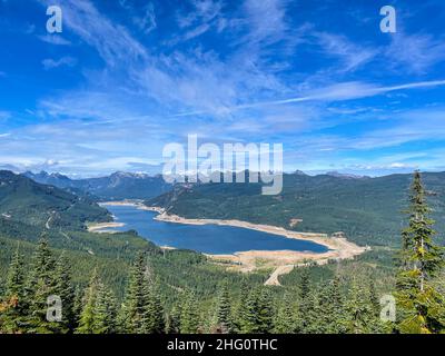 Le lac Keechelus est un lac et un réservoir situés dans le nord-ouest des États-Unis, près de Hyak, dans le comté de Kittitas, dans l'État de Washington.Environ 80 km (cinquante miles) sou Banque D'Images