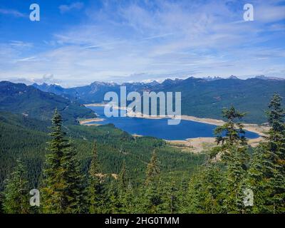 Le lac Keechelus est un lac et un réservoir situés dans le nord-ouest des États-Unis, près de Hyak, dans le comté de Kittitas, dans l'État de Washington.Environ 80 km (cinquante miles) sou Banque D'Images