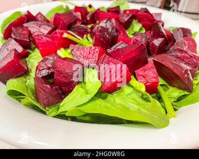 La salade de betteraves aux petits épinards a le goût de fantaisie mais est SI FACILE à faire. Banque D'Images