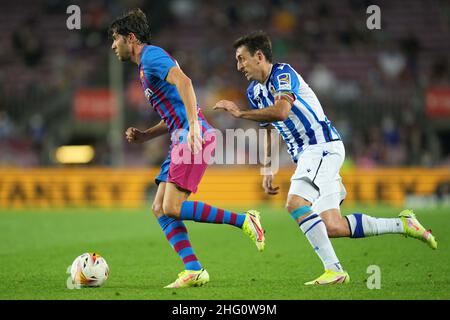 Sergi Roberto du FC Barcelone et Mikel Oyarazabal du Real Sociedad lors du match de la Liga entre le FC Barcelone et le Real Sociedad joué au Camp Nou Stadium le 15 août 2021 à Barcelone, Espagne. (Photo de PRESSINPHOTO) Banque D'Images