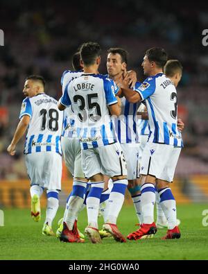 Mikel Oyarzabal de Real Sociedad célèbre son but avec ses coéquipiers lors du match de la Liga entre le FC Barcelone et Real Sociedad joué au Camp Nou Stadium le 15 août 2021 à Barcelone, Espagne. (Photo de PRESSINPHOTO) Banque D'Images