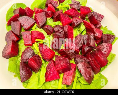 La salade de betteraves aux petits épinards a le goût de fantaisie mais est SI FACILE à faire. Banque D'Images