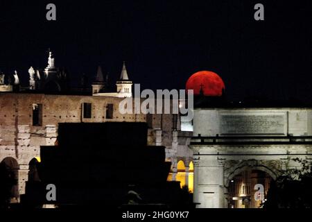 Foto Cecilia Fabiano/ Lapresse 22 Agosto 2021 Roma (Italia) Cronaca la luna rossa oggi visibile su Roma Nella Foto: la luna rossa vista dal Campidoglio photo Cecilia Fabiano/Lapresse 22 août 2021 - Rome (Italie) Actualités la lune rouge sur Rome dans le pic: La lune rouge sur le Forum romain Banque D'Images