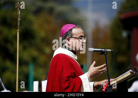 Cecilia Fabiano/ Lapresse 24 août 2021 Amatrice (Italie) Actualités : Messe en mémoire des victimes du tremblement de terre d'Amatrice dans le terrain de football de Tilesi dans le pic : l'évêque de Rieti Monsignor Pompili Banque D'Images