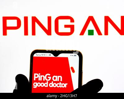 Ukraine.17th janvier 2022.Dans cette illustration, le logo Ping an Good Doctor s'affiche sur l'écran d'un smartphone avec le logo Ping an Group en arrière-plan.(Credit image: © Igor Golovniov/SOPA Images via ZUMA Press Wire) Banque D'Images
