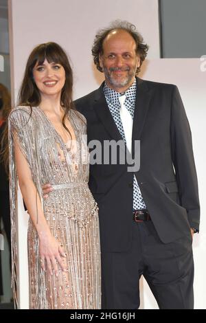 Piergiorgio Pirrone - Lapresse 2021-09-03 Venise 78th Venise Filmfestival la fille perdue tapis rouge dans la photo: Dakota Johnson, Luca Guadagnino Banque D'Images