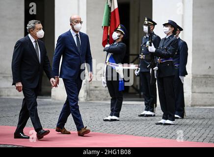 Foto Riccardo Antimiani/POOL Ansa/LaPresse09-09-2021 Roma - ItaliaPoliticaPalazzo Chigi, il Presidente del Consiglio Mario Draghi rieve il Presidente del Consiglio europeo Charles MichelNella foto:Mario Draghi, Charles MichelPhoto Riccardo Antimiani/POOL Ansa/LaPresse09-09-2021 Rome - ItalyPoliticsle Premier ministre italien Mario Draghi (L) avec le Président du Conseil de l'UE Charles Michel (R) lors de leur réunion au Palazzo Chigi à Rome, en Italie. Banque D'Images