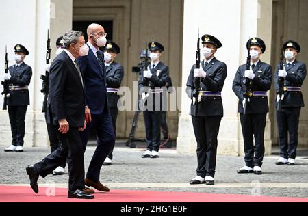 Foto Riccardo Antimiani/POOL Ansa/LaPresse09-09-2021 Roma - ItaliaPoliticaPalazzo Chigi, il Presidente del Consiglio Mario Draghi rieve il Presidente del Consiglio europeo Charles MichelNella foto:Mario Draghi, Charles MichelPhoto Riccardo Antimiani/POOL Ansa/LaPresse09-09-2021 Rome - ItalyPoliticsle Premier ministre italien Mario Draghi (L) avec le Président du Conseil de l'UE Charles Michel (R) lors de leur réunion au Palazzo Chigi à Rome, en Italie. Banque D'Images