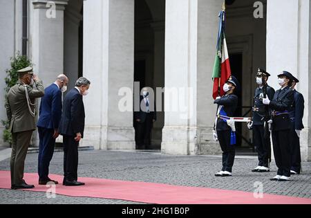 Foto Riccardo Antimiani/POOL Ansa/LaPresse09-09-2021 Roma - ItaliaPoliticaPalazzo Chigi, il Presidente del Consiglio Mario Draghi rieve il Presidente del Consiglio europeo Charles MichelNella foto:Mario Draghi, Charles MichelPhoto Riccardo Antimiani/POOL Ansa/LaPresse09-09-2021 Rome - ItalyPoliticsle Premier ministre italien Mario Draghi (R) avec le Président du Conseil de l'UE Charles Michel (L) lors de leur réunion au Palazzo Chigi à Rome, Italie, 9 septembre 2021.PISCINE/RICCARDO ANTIMIANI Banque D'Images