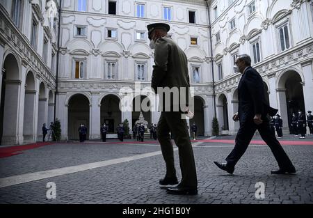 Foto Riccardo Antimiani/POOL Ansa/LaPresse09-09-2021 Roma - ItaliaPoliticaPalazzo Chigi, il Presidente del Consiglio Mario Draghi rieve il Presidente del Consiglio europeo Charles MichelNella foto:Mario DraghiPhoto Riccardo Antimiani/POOL Ansa/LaPresse09-09-2021 Rome - ItalyPoliticsPremier italien Mario Draghi (R) lors de sa réunion avec le Président du Conseil de l'UE Charles Michel au Palazzo Chigi à Rome, Italie, 9 septembre 2021.PISCINE/RICCARDO ANTIMIANI Banque D'Images