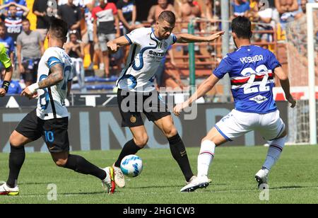 Lapresse - Tano Pecoraro 12 septembre 2021 City Genova - (Italie) Sport Soccer Sampdoria vs Inter Italian football Championship League A TIM 2021/2022 - "Luigi Ferraris" Stadium dans le pic: dzeko, yoshida Banque D'Images