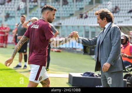 Claudio Grassi/Lapresse 12 septembre 2021 - Turin, Italie Sport, Soccer Torino FC vs US Salernitana 1919 - Championnat de football italien série A 2021/2022 - Stade Olimpico Grande Torino.Sur la photo: Urbano le Caire (presidente Torino) incoraggia Antonio Sanabria (#19 Torino) nel pré-match Banque D'Images