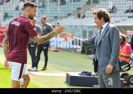 Claudio Grassi/Lapresse 12 septembre 2021 - Turin, Italie Sport, Soccer Torino FC vs US Salernitana 1919 - Championnat de football italien série A 2021/2022 - Stade Olimpico Grande Torino.Sur la photo: Urbano le Caire (presidente Torino) incoraggia Antonio Sanabria (#19 Torino) nel pré-match Banque D'Images