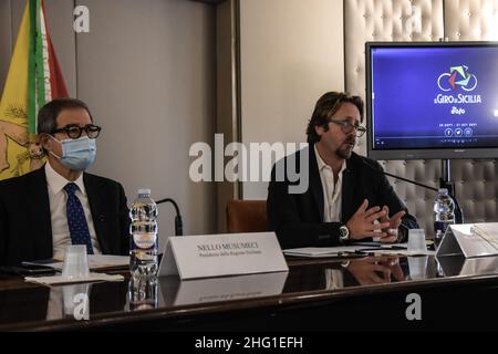 Foto Francesco Militello Mirto/Lapresse 16 settembre 2021 Palerme, ItaliaSport Ciclismo Presso Palazzo d&#x2019;Orléans, sede della Presidenza della Regione Siciliana, &#XE8; stato presito il Giro di Sicilia 2021.Nella foto :il Governatore della Sicilia Nello Musumeci, le&#x2019;assassore allo sport e turismo Manlio MessinaPhoto Francesco Militello Mirto/Lapresse 16 septembre 2021 Palerme, Italie Sport Cycling Conférence de presse pour 'il Giro di Sicilia 2021' au Palazzo d'Orléans.Sur la photo: Nello Musumeci, Manlio Messina Banque D'Images