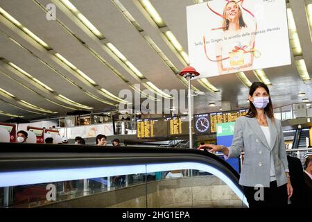 Mauro Scrobogna /Lapresse 17 septembre 2021 et#xA0; Rome, Italie Actualités réouverture du marché central à Rome, visite au maire sur la photo : visite du maire de Rome Virginia Raggi sur les chantiers de construction de Rome Termini et du marché central à Rome Banque D'Images