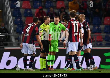 Massimo Paolone/Lapresse 21 septembre 2021 Bologna, Italie football Bologna vs Gênes - Ligue italienne de football A TIM 2021/2022 - Stade Renato Dall'Ara dans le pic: Les joueurs de Bologne protestent avec l'arbitre Francesco Forneau Banque D'Images