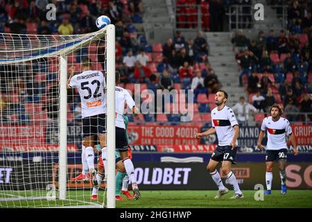 Massimo Paolone/Lapresse 21 septembre 2021 Bologna, Italie football Bologna vs Gênes - Ligue italienne de football A TIM 2021/2022 - Stade Renato Dall'Ara dans le pic: Le ballon arrive au croisement Banque D'Images