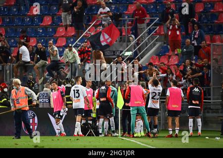 Massimo Paolone/Lapresse 21 septembre 2021 Bologna, Italie football Bologna vs Gênes - Ligue italienne de football A TIM 2021/2022 - Stade Renato Dall'Ara dans le pic: Les joueurs de Gênes célèbrent avec les fans de Gênes Banque D'Images