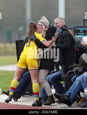 DURHAM, Royaume-Uni JAN 16th Molly Sharpe, de Crystal Palace, célèbre avec sa mère dans la foule après avoir obtenu son score lors du match de championnat féminin FA entre Durham Women FC et Crystal Palace au château de Maiden, Durham City, le dimanche 16th janvier 2022.(Credit: Mark Fletcher | MI News) Credit: MI News & Sport /Alay Live News Banque D'Images