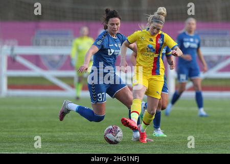 DURHAM, Royaume-Uni JAN 16th Durham Women's Liz Ejupi en action avec Kirsty Barton de Crystal Palace lors du match de championnat féminin FA entre Durham Women FC et Crystal Palace au Maiden Castle, Durham City, le dimanche 16th janvier 2022.(Credit: Mark Fletcher | MI News) Credit: MI News & Sport /Alay Live News Banque D'Images