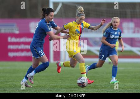 DURHAM, Royaume-Uni JAN 16th Durham Women's Liz Ejupi en action avec Kirsty Barton de Crystal Palace lors du match de championnat féminin FA entre Durham Women FC et Crystal Palace au Maiden Castle, Durham City, le dimanche 16th janvier 2022.(Credit: Mark Fletcher | MI News) Credit: MI News & Sport /Alay Live News Banque D'Images