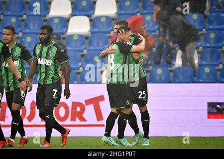 Massimo Paolone/Lapresse 26 septembre 2021 Reggio Emilia, Italie football sportif Sassuolo vs Salernitana - Ligue italienne de football A TIM 2021/2022 - Stade Mapei dans le pic: Domenico Berardi (U.S. Sassuolo) fête avec Giacomo Raspadori (U.S. Sassuolo) après avoir inscrit le but 1-0 Banque D'Images