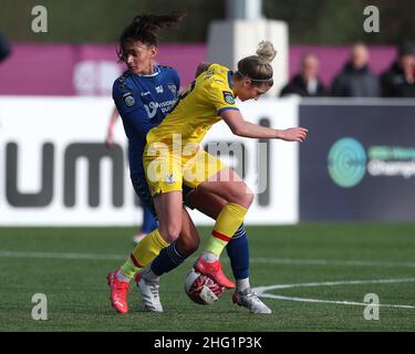DURHAM, Royaume-Uni JAN 16th Kirsty Barton de Crystal Palace en action avec Durham Women's Mollie Lambert lors du match de championnat féminin FA entre Durham Women FC et Crystal Palace au château de Maiden, Durham City, le dimanche 16th janvier 2022.(Credit: Mark Fletcher | MI News) Credit: MI News & Sport /Alay Live News Banque D'Images