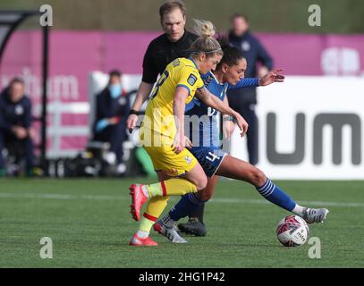DURHAM, Royaume-Uni JAN 16th Kirsty Barton de Crystal Palace en action avec Durham Women's Mollie Lambert lors du match de championnat féminin FA entre Durham Women FC et Crystal Palace au château de Maiden, Durham City, le dimanche 16th janvier 2022.(Credit: Mark Fletcher | MI News) Credit: MI News & Sport /Alay Live News Banque D'Images