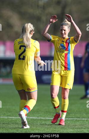 DURHAM, Royaume-Uni JAN 16th Annabel Johnson de Crystal Palace célèbre Kirsty Barton après le match de championnat féminin FA entre Durham Women FC et Crystal Palace au Maiden Castle, Durham City, le dimanche 16th janvier 2022.(Credit: Mark Fletcher | MI News) Credit: MI News & Sport /Alay Live News Banque D'Images