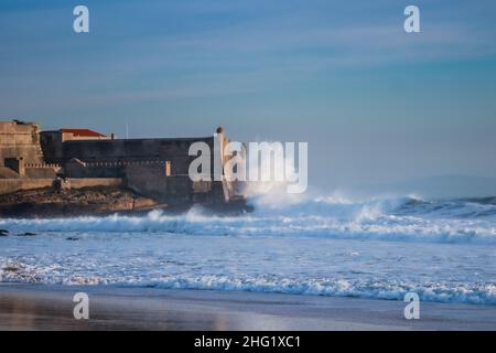De grandes vagues s'écrasont dans une forteresse près d'une plage.Plage de Carcavelos Banque D'Images