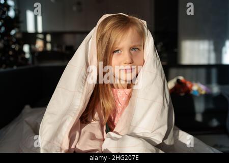 la jeune fille s'est réveillée un matin d'été Banque D'Images