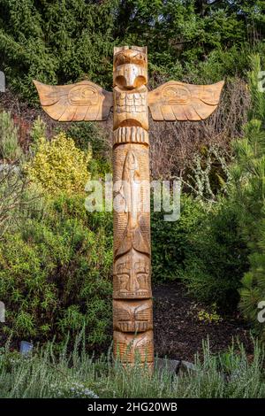 Totem en bois sculpté avec des personnages animaux, Seattle, Washingto Banque D'Images