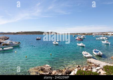 Bateaux de pêche dans la baie d'Aliki le jour du soleil, Paros, Grèce Banque D'Images