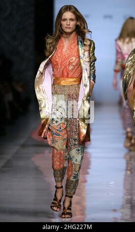 Un modèle porte une partie de la création de la collection de mode Etro Printemps-été 2009 pour femmes, lors de la semaine de la mode des femmes de Milan à Milan, en Italie. Banque D'Images