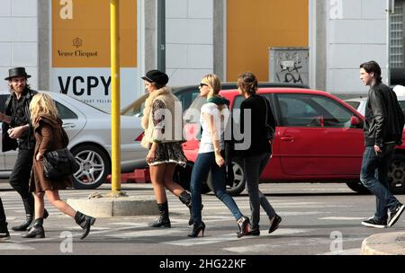 Daria Zhukova (petite amie romaine d'Abramovich) avec Eugenie Niarchos et Tommaso Buti a repéré aller dîner au restaurant 'Dal Bolognese' de Milan. Banque D'Images