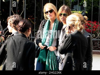 Daria Zhukova (petite amie romaine d'Abramovich) avec Eugenie Niarchos et Tommaso Buti a repéré aller dîner au restaurant 'Dal Bolognese' de Milan. Banque D'Images