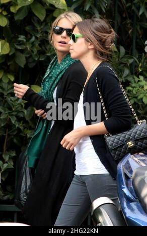 Daria Zhukova (petite amie romaine d'Abramovich) (à droite) avec Eugénie Niarchos, on peut y dîner au restaurant 'Dal Bolognese' de Milan. Banque D'Images