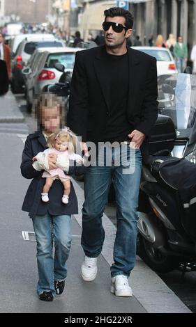 Luis Figo avec sa fille et sa femme Helen Svedin magasinent à Milan. Banque D'Images