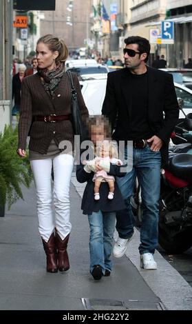 Luis Figo avec sa fille et sa femme Helen Svedin magasinent à Milan. Banque D'Images