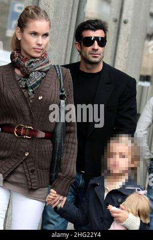 Luis Figo avec sa fille et sa femme Helen Svedin magasinent à Milan. Banque D'Images