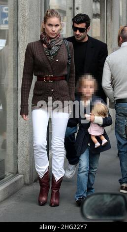 Luis Figo avec sa fille et sa femme Helen Svedin magasinent à Milan. Banque D'Images