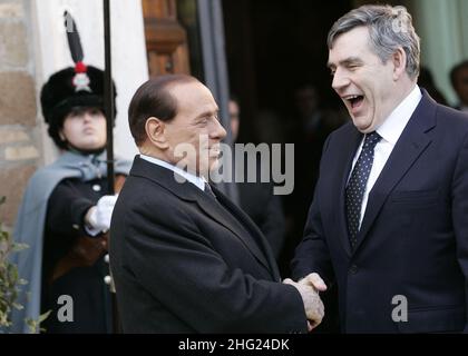 Le Premier ministre italien Silvio Berlusconi tremble les mains avec le Premier ministre britannique Gordon Brown Banque D'Images