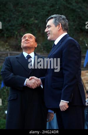 Le Premier ministre italien Silvio Berlusconi tremble les mains avec le Premier ministre britannique Gordon Brown Banque D'Images