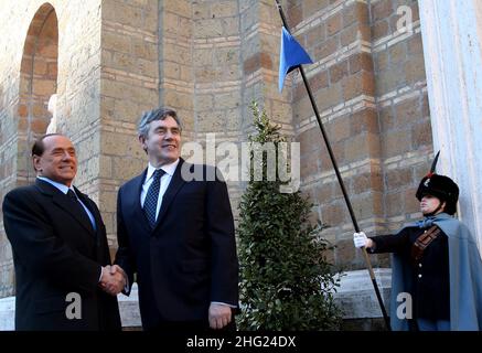 Le Premier ministre italien Silvio Berlusconi tremble les mains avec le Premier ministre britannique Gordon Brown Banque D'Images